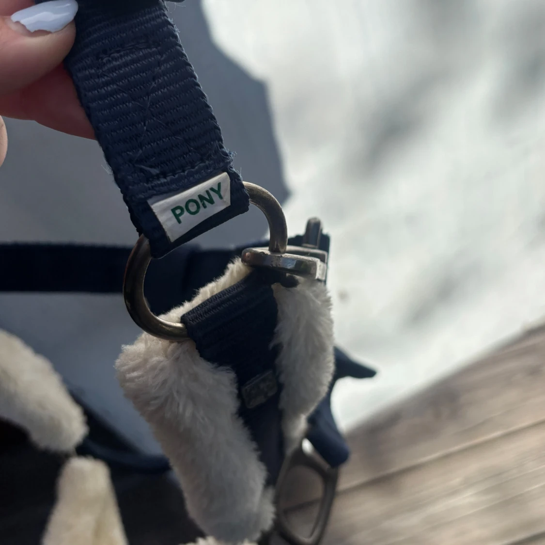 Mörkblå grimma med fluff - 3