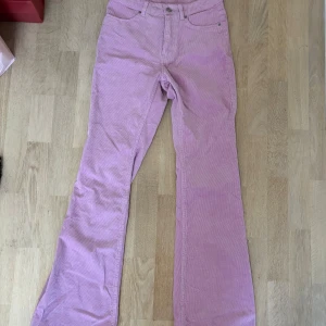 Ljuslila manchesterbyxor från Divided - Säljer ett par ljuslila manchesterbyxor från Divided, H&M. Byxorna har bootcut-modell med klassiska fickor fram och bak samt hällor för bälte. Mjukt manchestertyg och snygg passform som ger en retrovibe. Storlek 38, men är som 36!🩷