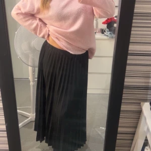 Långkjol svart - Snygg svart långkjol i storlek 34🖤Jättefin till hösten att styla med en stickad tröja!🍁🍎