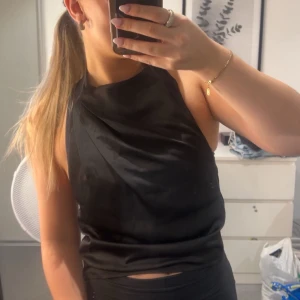 Festtopp - SUPERsnygg festtopp från NA-KD🖤 Öppen i ryggen och knytning runt halsen!🖤Storlek 34 