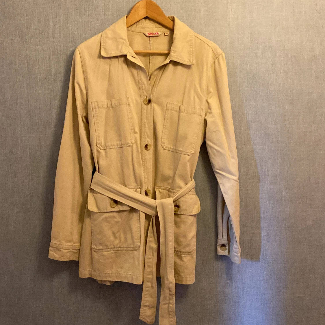 Beige overshirt med bälte från Indiska