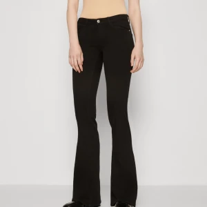 Svarta bootcut byxor med stretch - Svarta utsvängda jeans från only som har blivit lite urtvättade, tall längd 36 och storlek 36,  jätte fina