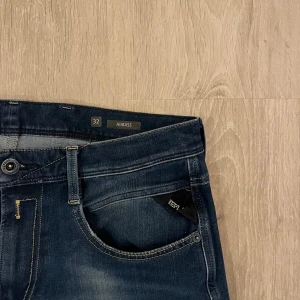Replay anbass - Storlek📐: W32 L32 (kan sys upp till önskad storlek innan frakt) Skick: 8/10 (mycket bra) Defekter: Nej! Modell: Replay anbass👖 Vid frågor eller intresse är det bara att höra av sig🤝 Frakt sker inom 24h🚚📦