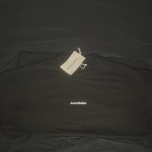 Acne Studios T-Shirt - Svart T-shirt från Acne Studios i storlek S men oversized fit, så skulle säga mer som M. Helt ny och oanvänd 🙂