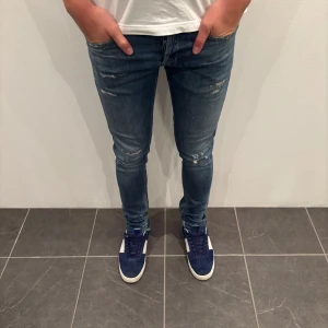 Dondup Jeans George  - Dondup Jeans George! Trendigaste jeansen på marknaden.  Skick= 9,5/10 Ny pris= 4000 kr Säljs för= 899 kr (Modellen har original slitningar från fabrik vilket är väldigt eftertraktat och populärt)