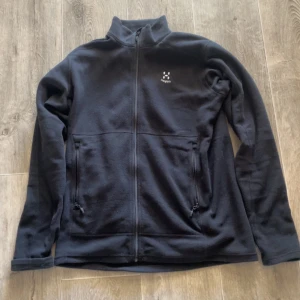 Svart fleecejacka från Haglöfs, M - Helt ny köpte den för en vecka sen men blev fel storlek och kan inte skicka tillbaka den köpte den från deras hemsida för runt 900kr så den är som helt ny bara provat den.