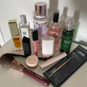 Sminkpaket med bland annat Hickap & Anastasia - Säljer ett sminkpaket med body mist, setting spray, smink, borste och annat smått och gott. Allting för 150 kr. 