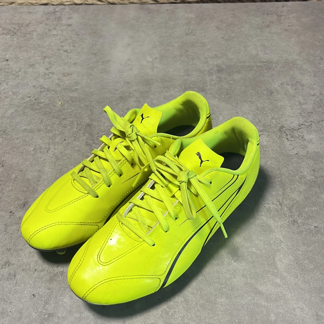 Neongula fotbollsskor från Puma - 1