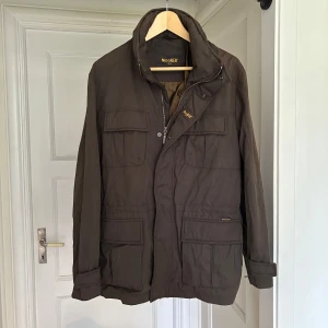 MooRER jacka   - Snygg brun jacka från MooRER med hög krage, flera fickor och dragkedja framtill | Perfekt för kyliga dagar och stilren look | Skick: 10/10, verkligen nyskick | Nypris i butik: 7700kr | Storlek: 50/M passar mer L | Skriv om minsta funderingar | 