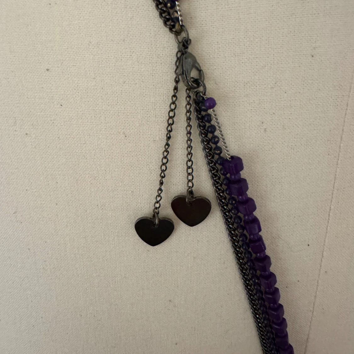 Långt lila halsband med hjärtan - 2