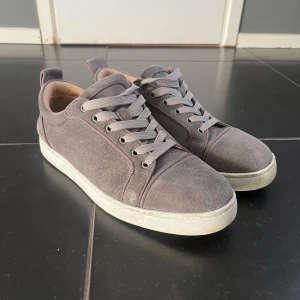 Louboutins - Säljer mina louboutins då jag vill ha andra, relativt nya, väldigt fin mocka men lite smutsiga under framförallt. Inga skador eller nåt, hör av er om ni har frågor, passar även 42