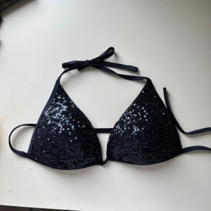 Calzedonia bikiniöverdel glitter - Calzedonia bikini från 2024 kollektion. Finns inte kvar längre. Använd 1 gång och tvättad så det är i princip nyskick🥰 Bh storlek: 80C, funkar även för 85 B och 75 D.
