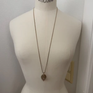 Långt halsband med bladberlock i guld - Berlocken har ett öppet, organiskt mönster som påminner om ett löv och ger en cool boho-vibe. Krimskrams. Halsband. GRATIS om du köper något annat av mig. Hämtas i Hägersten om du vill slippa frakt. Var även uppmärksam på när Plick erbjuder fraktfritt ibland på dyrare plagg. Följ mig gärna. Har mycket att lägga ut i olika storlekar! 