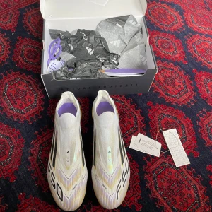 Adidas f50 elite laceless - Säljer ett par adidas f50 elite utan skosnören då jag inte gillar hur de sitter på just min fot. Det är en populär fotboll sko som har bra känsla på bollen och bra sula som ger en bra prestation på planen. Skorna är använda endast en träning. 