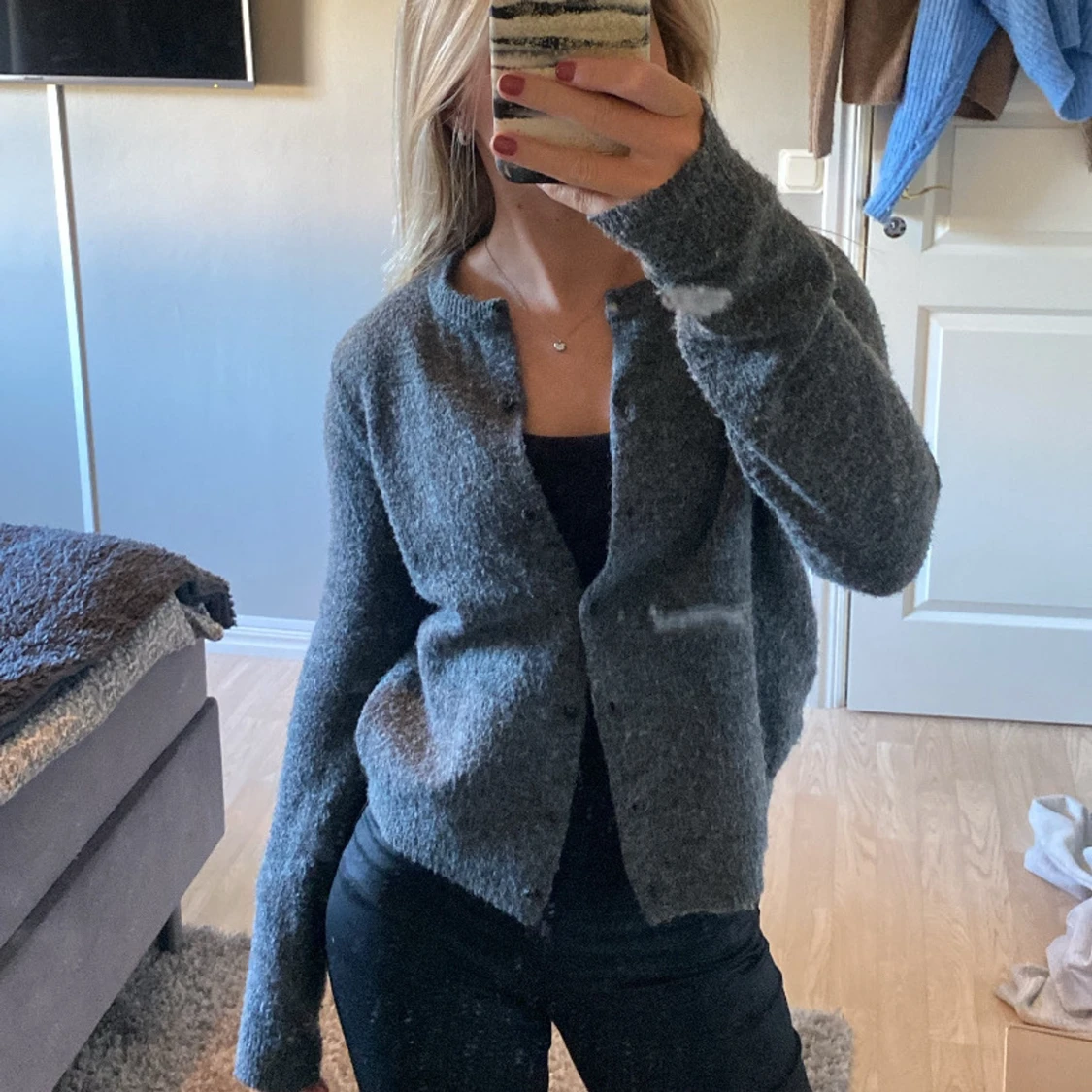 Mörkgrå kofta med knappar