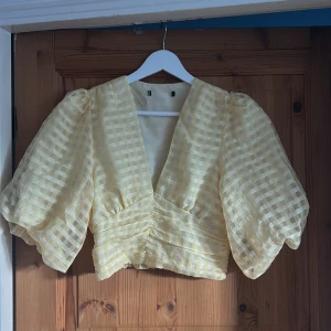 Gul topp  - Gul topp från Gina tricot i storlek 34! Supersöt och endast använd en gång då den blev för liten. Sjukt snygg!