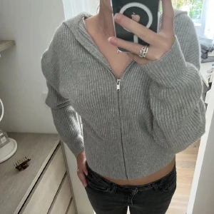  hoodie i 100% kashmir från H&M Premium, strl XS - Knappt använd, är i mycket fint skick. Supermjuk grå hoodie i kashmir från H&M med ribbad struktur och dragkedja framtill. Tröjan har huva, lång ärm och en croppad passform som ger en chill vibe. Perfekt för lager-på-lager under höst och vinter.