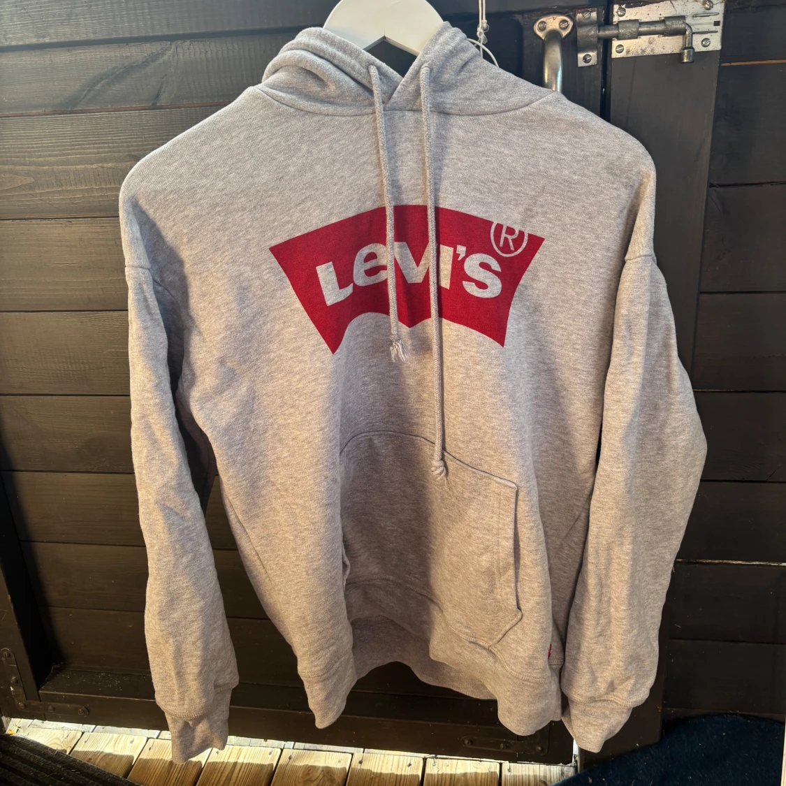 Grå Levi's hoodie med röd logga XS