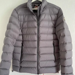 Colmar Jacka - Vinterjacka från Colmar endast använd fåtal gånger förra vintern så den är i väldigt bra skick! Den enda defekten är en fläck på armen (se bild) men jag skulle tro att den utan problem går bort i tvätten! Strl M