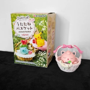 Figurin 🥰 - Gullig sovande Jigglypuff-figurin från Pokémon Napping Basket Blind Box (Purin)! 🌸🧺 I oanvänt skick då den bara stått framme som prydnad! ✨Består av 4 stycken mindre delar som sätts ihop, så notera att jag kommer att skicka figurinen ’nedmonterad’ så att alla delar skyddas under transport 🙏🏻Köp nu 💌