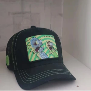 Rick & Morty svart keps från Capslab - Svart keps med mesh på sidorna och bak, samt gröna kontrastsömmar. Framtill finns en stor patch med Rick & Morty-motiv i grönt och gult med psykedeliskt mönster. Justerbar baktill och cool streetstil, perfekt för fans av serien.