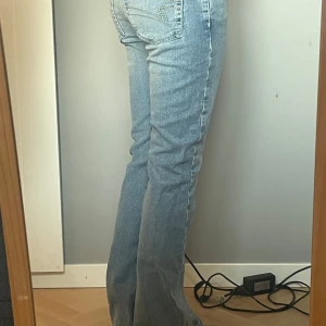 Junkyard jeans -  Ljusblå bootcut jeans från Junkyard som aldrig använts men utan prislapp kvar. Nypris 599kr