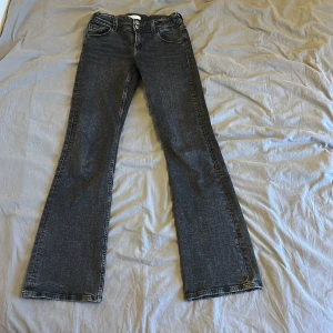 Svarta bootcut jeans Gina Tricot 164 - Jag säljer dessa svarta jeans från Gina Tricot i storlek 164. Modellen har bootcut-ben och fickor med knappar där bak!💗