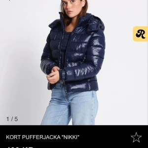 Mörkblå glansig pufferjacka  - Säljer min marinblåa jacka från lager 157 som är använd några enstaka gånger i vintras, ser ny ut 