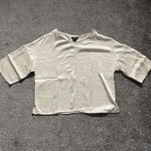 Topp - Super söt guldig topp som är i jätte fint skick🥰