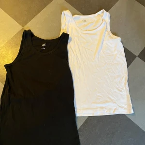 Svart och vit linnetopp från 157 - Två klassiska linnetoppar från 157 i storlek M, en svart och en vit. Mjuka och ribbade material, aldrig använda