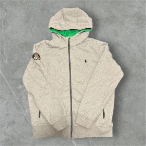 Ralph Lauren Hoodie Grå - 📍Storlek:Xl  💪🏽Skick:Ny utan prislapp   📐Mått:Längd:72cm:Axelbredd:46cm  📎Material:72%Bomull:28%Polyester  📦Skickar alltid inom 24h  💸Köp fler plagg för att få billigare pris  ✅Äkthetsgaranti