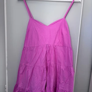 Rosa klänning  - Superfin rosa klänning från antingen Zara eller H&M, använd 1 gång💗
