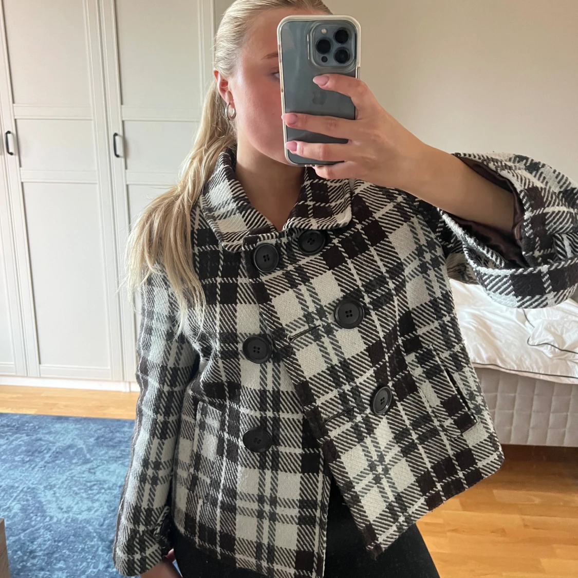 Rutig kappa med knappar