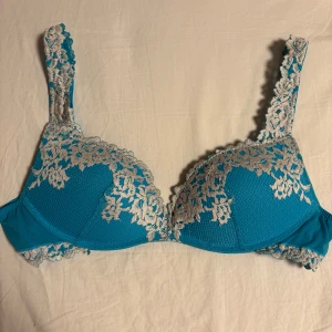 Intimissimi push up bh - Intimissimi bh i modellen gioia pretty flowers super push up bh i storlek 75B. Säljer då den är för liten men är i bra skick!💕färgen är ljusare i verkligheten. Färgen säljs inte längre! (Pris kan diskuteras)
