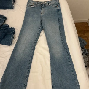 Ljusblå raka jeans - Säljer ett par klassiska ljusblå jeans från Ginatricot med raka ben och femficksmodell. 