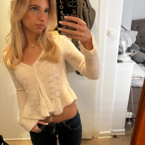 Kofta - Dröm kofta som kommer från Gina tricot men är slutsåld. Använd 1 gång och helt Perfekt till hösten💕 passar mig perfekt som brukar ha xs/s På grund av hög efterfrågan skriv prisförslag! 