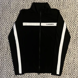J.Lindeberg Tröja - J.Lindeberg Golf Tröja | Skick 9/10 mycket bra | Nypris 1300kr | Mitt pris 650kr | Kom pm vid frågor eller funderingar! | Postas eller hemleverans i Gävle området!