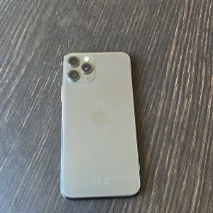 iPhone 11 Pro - Snygg iPhone 11 Pro med trippelkamera och elegant design. Skärmen och baksidan är som nya, men finns inget simkortsskal till men man kan ta det från en gammal mobil så är den som ny. Perfekt för dig som vill ha en kraftfull och stilren mobil till ett jätte bra pris. Säljer då jag har en ny. Man kan få en gammal iPhone låda dock till en annan mobil om man vill! Pris går att diskutera💕💕🤗