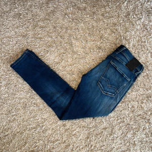 Replay anbass hyperflex slim jeans herr w31 - Replay anbass hyperflex i slim passform. Nytt skick, inga defekter. Storlek W31. Rikigt skön wash på dessa, kan mötas sthlm annars postas dem samma dag som köp eller dagen därpå🙌💯