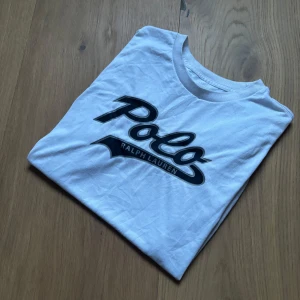 Vit Polo Ralph Lauren t-shirt - Tja! Säljer nu en skön raffe tisha i storlek S. Tillverkad i mjuk bomull som känns skön mot huden. Lite skrynklig kanske men går lätt att fixa, annars i toppenskick. Vid frågor är de bara att höra av sig!