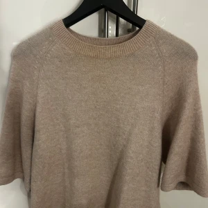 Other stories stickad tröja - Säljer då den inte kommer till användning, super fin och i fint skick!