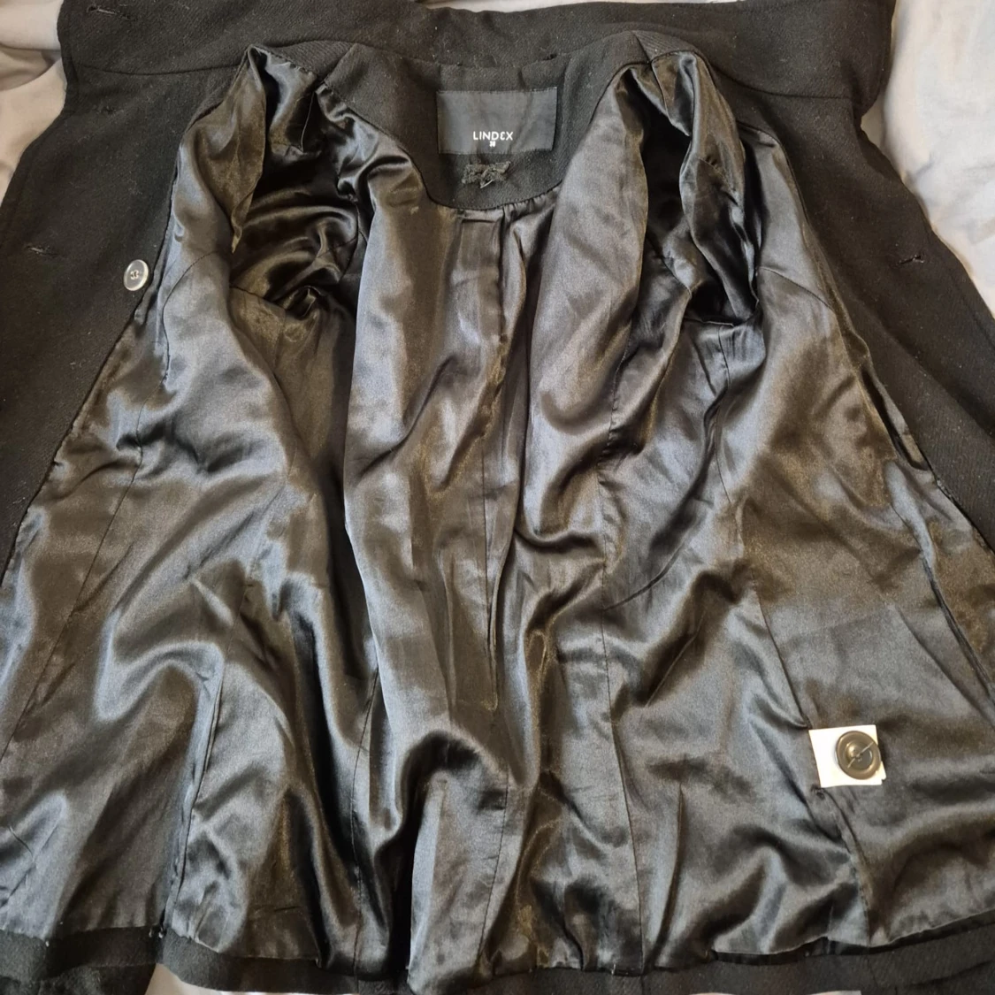 Svart kappa med bälte och knappar - 4