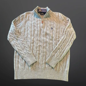 Ralph lauren zip tröja - Polo Ralph Lauren Cable-Knit Zip-Up Tröja - Storlek L - Helt Ny!  Säljer en sprillans ny Polo Ralph Lauren kabelstickad tröja med zip-up. Denna klassiska tröja är i storlek Large och är helt oanvänd med original prislapp kvar. Perfekt för att addera en touch av tidlös stil till din garderob.  *   Märke: Polo Ralph Lauren *   Storlek: Large *   Skick: Helt ny med prislapp *   Modell: Kabelstickad med zip-up *   Färg: Ljusgrå *   Nypris: ca 2700 kr  Missa inte chansen att äga denna exklusiva tröja