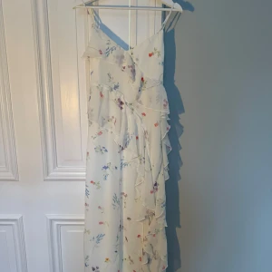 Sommarklänning från Ginatricot 💙💕💛 - 👗 Lång sommarklänning från Gina Tricot ✨ Storlek 34 ✨ Använd endast en gång ✨ I superfint skick – nästan som ny!