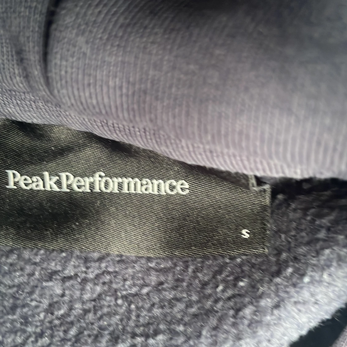 Mörkblå hoodie från Peak Performance - 1