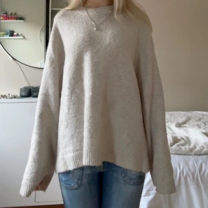 Beige oversized stickad tröja - Mysig beige stickad tröja med oversized passform och långa ärmar. Tröjan har ribbade muddar vid hals, ärmslut och nederkant. Köpt från premiumkollektionen på gina tricot 🩷🩷
