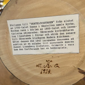 Skatelövstaken Ljusstake 1993 - Unik handgjord Skatelövstaken ljusstake från 1993, inspirerad av 1700-talets Skatelövs kyrka. Plats för sju ljus, vackert målad i traditionella färger. Mycket gott skick, inga synliga defekter eller slitage. Perfekt som dekorativt inslag i hemmet.
