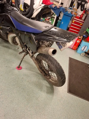 Turbokit high quality  - Säljer mitt turbokit till min moppe en dt50 för jag ska köpa 125a den passar andra modeller också alla som har en am6 motor den har en liten buckla från en olycka inget som påverkar effekten över huvud taget ger fortfarande en jävla effekts kurva. kan också sätta tillbaka pluggen om man vill de den är ostrypt just nu mvh. (OBS SMUTSIG PÅ BILD ÄR CHROMAD UNDER INGET ROST) ni ser på den sista bilder hur turbokitet ser ut