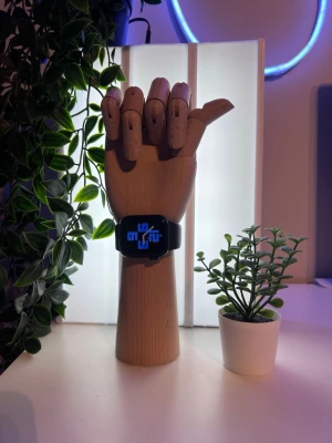 Apple Watch - Säljer min Apple Watch SE (GPS) andra generationen, 40 mm aluminiumboett, som har varit i användning i cirka 1 år. Klockan är återställd och redo för ny användare, och fungerar helt felfritt.  I paketet ingår: • Originalbandet • Laddare • Originalförpackning  Specifikationer: • Modell: Apple Watch SE (2:a generationen) • Storlek: 40 mm • GPS • Skick: Bra skick, inga större repor