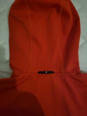 Orange peak performance hoodie  - Storlek S, mycket gott skick. 